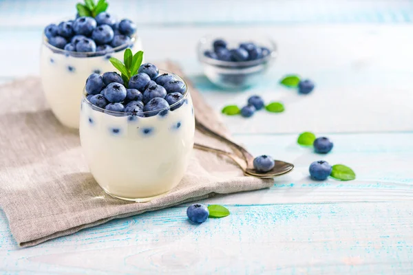 Desayuno saludable de yogur y arándanos — Foto de Stock