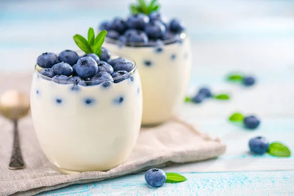 Dos tazón de yogur sobre fondo de madera — Foto de Stock