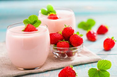 organik çilek yoğurt