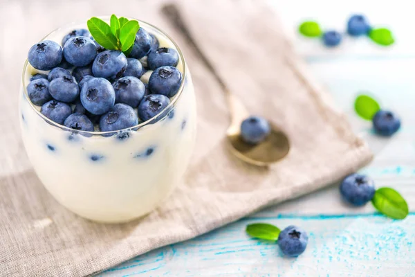 Bowl of blueberries  yogurt on wooden background , top view — Stock Photo, Image