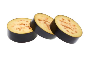 Uçan patlıcan dilimleri beyaz arka planda izole edilmiş.