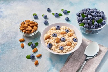 Turkuazda kahvaltıda taze böğürtlenli ev yapımı yulaf ezmesi.