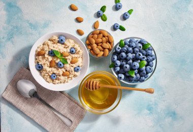 Turkuazda kahvaltıda taze böğürtlenli ev yapımı yulaf ezmesi.