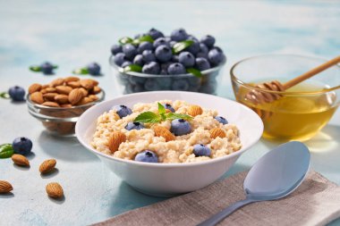 Kahvaltıda turkuazlı taze dutlu yulaf ezmesi.