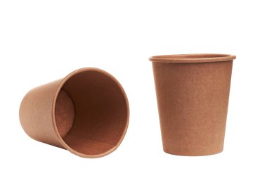 Tek kullanımlık boş bardak beyaz arkaplanda izole edildi.