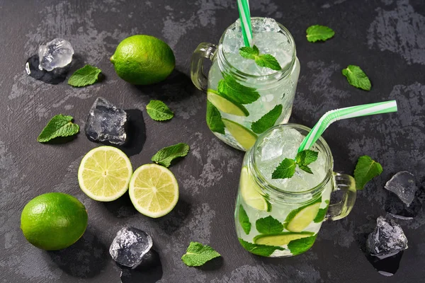 Mojito cocktail  on a black background, top view — Stock Photo, Image