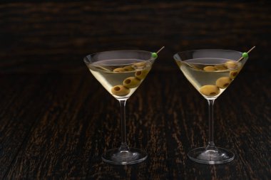 Yeşil zeytinli iki martini kokteyli.