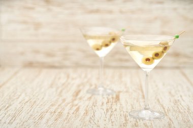 Martini ve yeşil zeytinli iki kokteyl. .