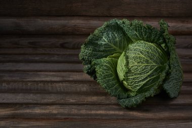 Kırsal ahşap arka planda Savoy lahanası