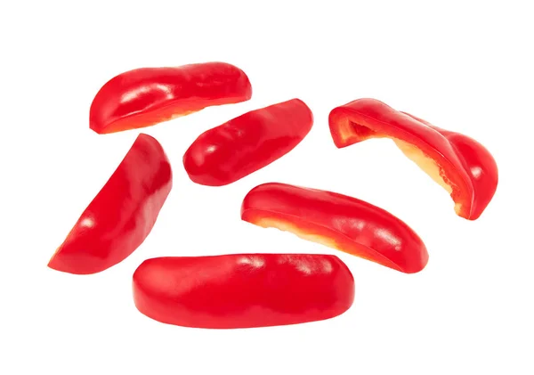 Нарізати скибочки червоного солодкого болгарського перцю ізольовані на білому тлі. Повна глибина різкості . — стокове фото