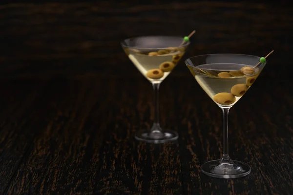 Dos cócteles de martini con aceitunas verdes —  Fotos de Stock