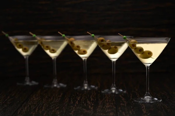 Pět sklenic martini na černém pozadí, selektivní zaměření. — Stock fotografie