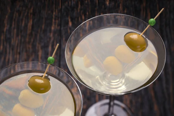 Dos cócteles con martini y aceitunas verdes, vista superior . — Foto de Stock