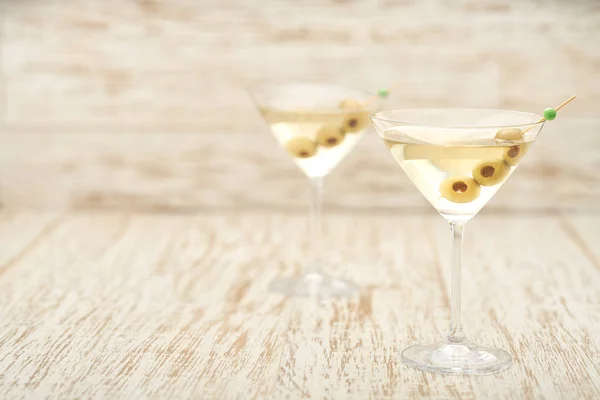 Dos cócteles con martini y aceitunas verdes  . — Foto de Stock