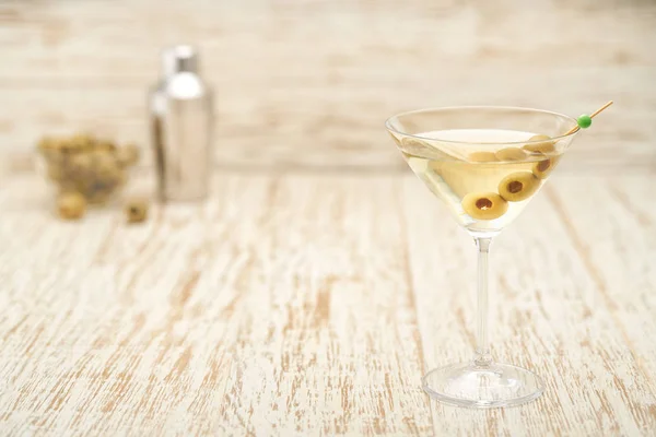 Cóctel Martini con aceitunas verdes sobre mesa de madera, selectivo fo — Foto de Stock