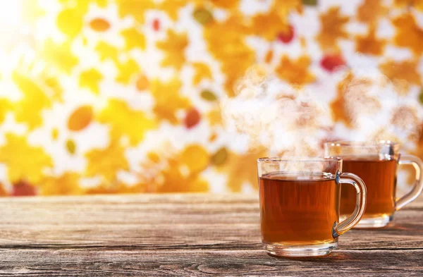 Две чашки горячего чая на деревянном столе на — стоковое фото