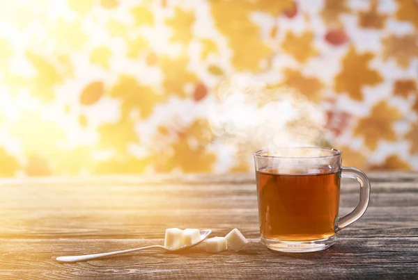 Transparente Glasbecher mit schwarzem Tee auf rustikalem Holztisch, — Stockfoto