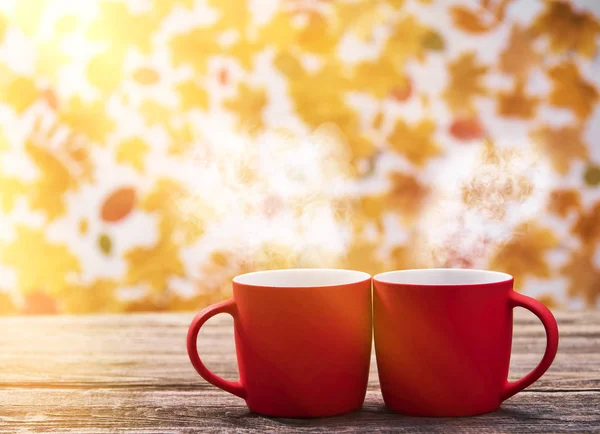 Copos de café vermelho sobre fundo outono. Composição do outono  . — Fotografia de Stock