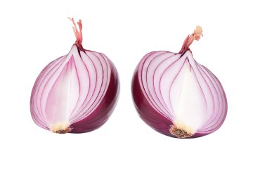 Kırmızı soğan dilimleri beyaz arka planda izole edilmiş. Yarım soğan..