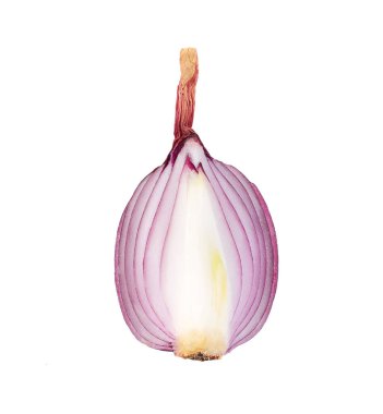 Kırmızı soğan dilimleri beyaz arka planda izole edilmiş. Yarım soğan..