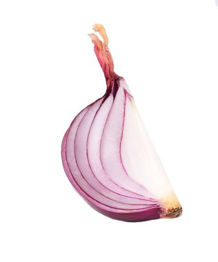 Kırmızı soğan dilimleri beyaz arka planda izole edilmiş. Yarım soğan..