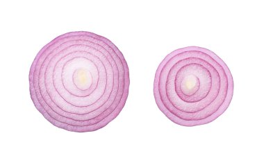 Kesme yolu olan dilimlenmiş kırmızı soğan halkaları beyaz arka planda izole edilmiş. Üst görünüm.