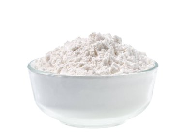 Beyaz arka planda izole edilmiş mısır nişastasıyla dolu cam bir tabak..