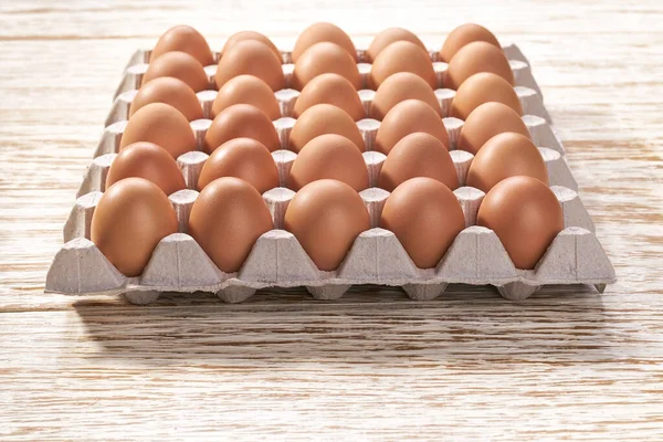 Kırsal Bir Masada Karton Tepside Tavuk Yumurtası — Stok fotoğraf