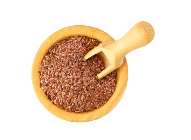 Tahta bir kasede keten tohumu ya da keten tohumu. Beyaz arka planda izole edilmiş bir kaşık..