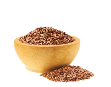 Beyaz arka planda izole edilmiş küçük bir tahta kasede doğal keten tohumu..