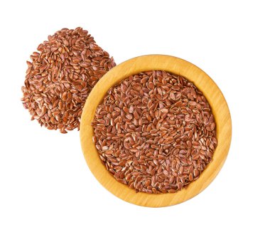 Beyaz arka planda izole edilmiş küçük bir ahşap kasede keten tohumu. Üst görünüm.