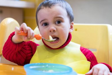 Et çorbası yeme kırmızı kazaklı tatlı küçük çocuk evde mutfak topları