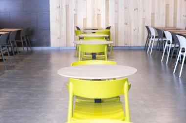 Boş bir kafede sarı tablolar