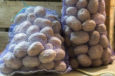 Bodrumda patates iki çanta