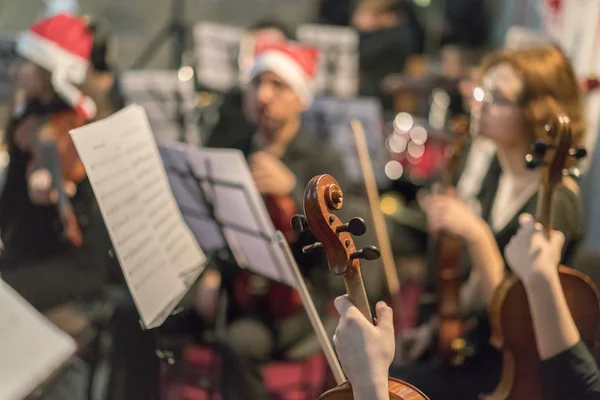 Orquestra sinfônica no palco, mãos a tocar violino. Profundidade de campo rasa, Lugar público — Fotografia de Stock