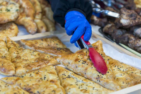 Pizza callejera. La mano del vendedor — Foto de Stock