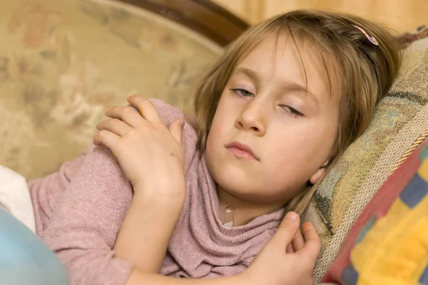 Menina doente com termômetro — Fotografia de Stock