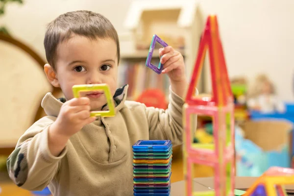 Un garçon de 2 ans joue par un constructeur magnétique. Jouets intellectuels — Photo