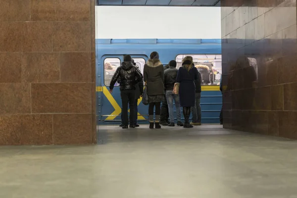 지하철 역에서 사람들이 기차를 기다리는 — 스톡 사진