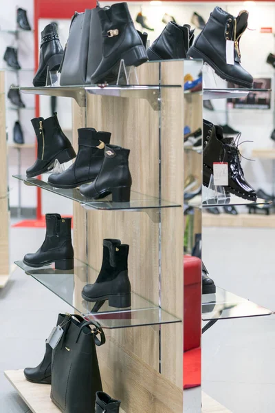 Estanterías con zapatos de cuero en una zapatería — Foto de Stock