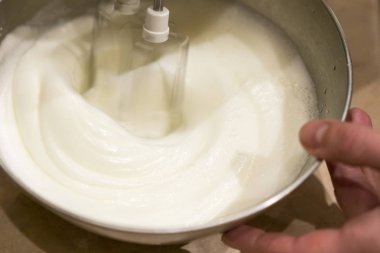 Mutfakta ev Mikser çırpma teli proteinler