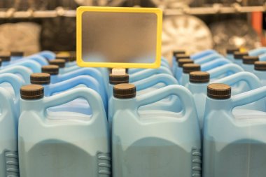 Mavi 5 litre. Depodaki kutular