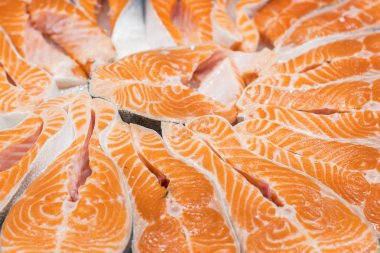 Balık pazarında Somon Kırmızı Balık Bifteği. Arka plan olarak Somon balık çiğ taze biftek. Büyük somon bifteği. Bı