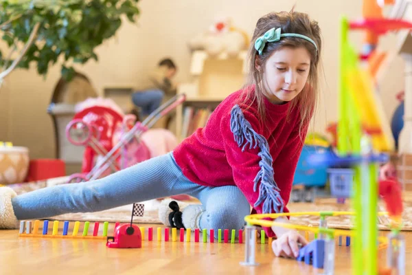 Kız 8 yaşında oyuncaklar ile odada oynanır