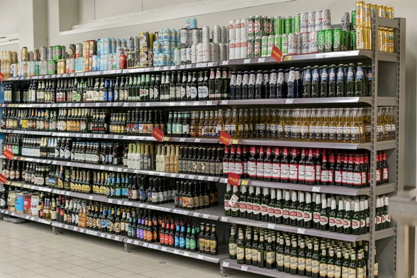 Kiev, Oekraïne. 1 februari 2018. Verschillende soorten bier op de schappen in de supermarkt — Stockfoto