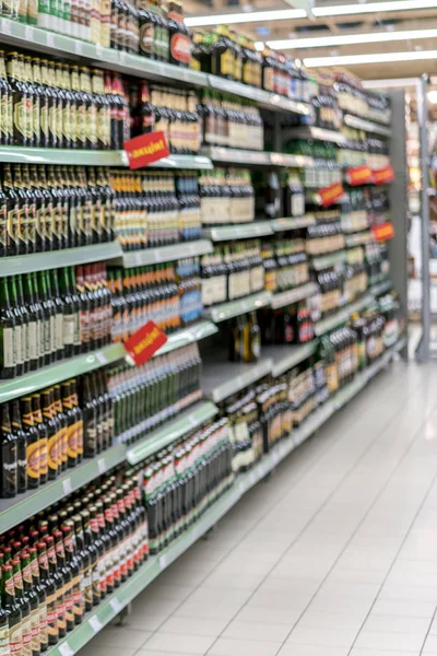 Diversi tipi di birra sugli scaffali del supermercato — Foto Stock