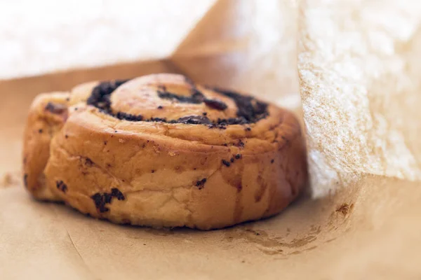 紙の袋にケシの実と新鮮な食欲をそそるパン — ストック写真