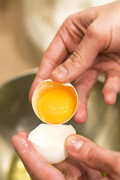 Женские руки с открытым куриным яйцом — стоковое фото