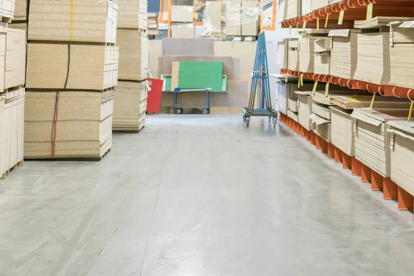 Tableros de fibra y aglomerados en estantes de la tienda de materiales de construcción . — Foto de Stock