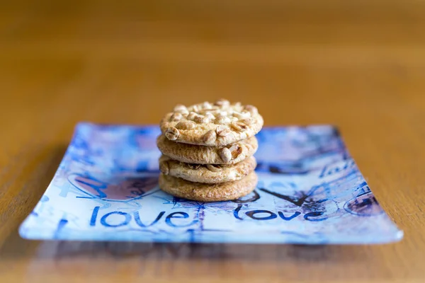 Biscotti con arachidi su un piatto blu. Cookies primo piano . — Foto Stock